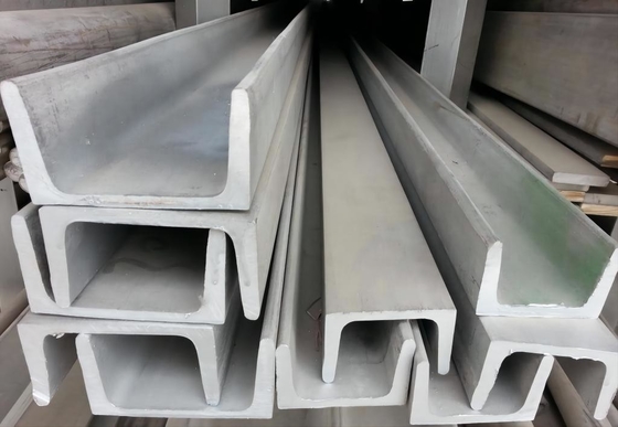 En S235JR S275JR S355JR A36 SS400 U-Profilstäbe ASTM GI galvanisierte Flussstahl-Profile